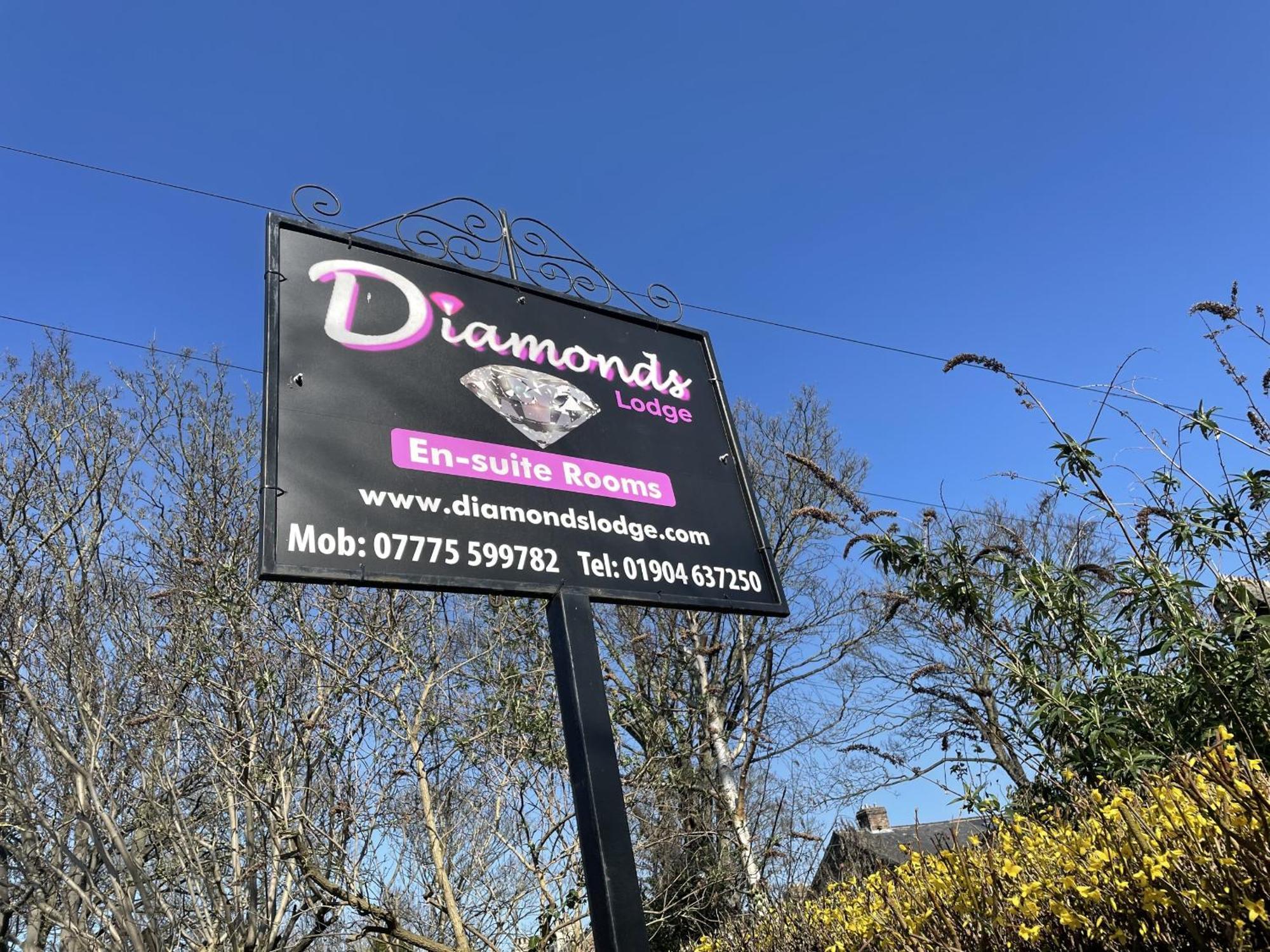 Diamonds Lodge Near York Hospital Zewnętrze zdjęcie